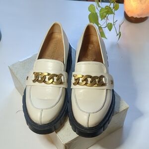 Vionic Cream Loafers with Removable Gold Chain